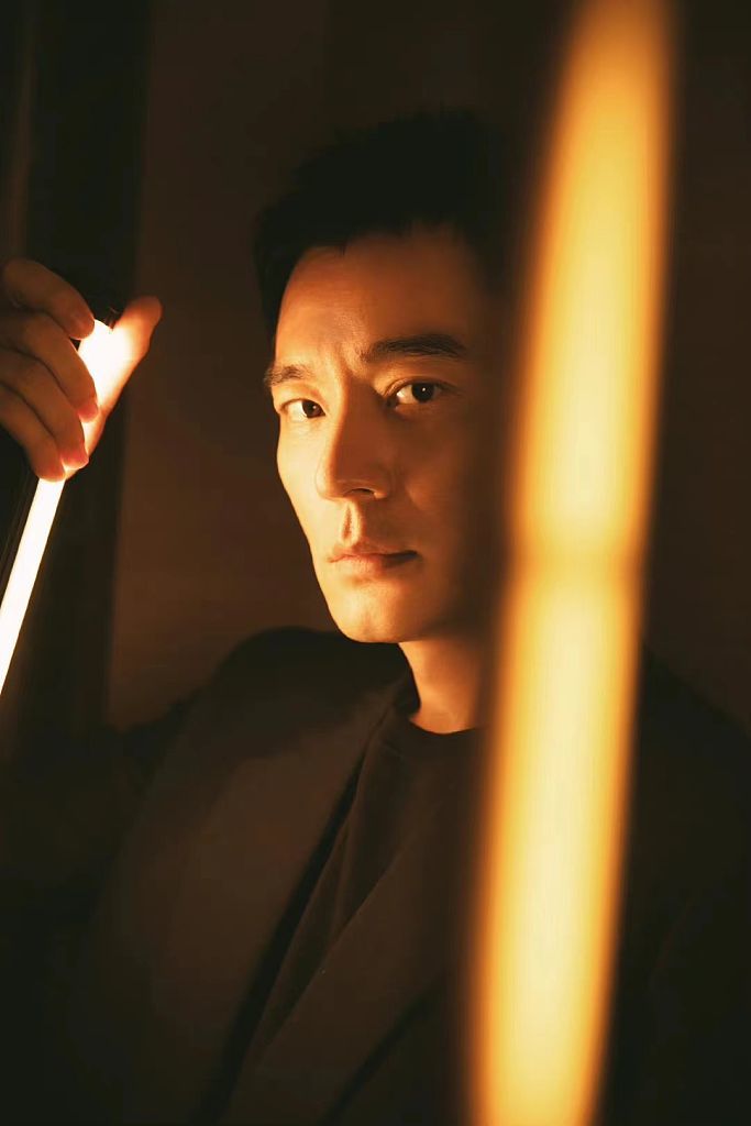 李光洁发布光影绅士写真 近日官宣出演《县委大院》_凤凰网娱乐_凤凰