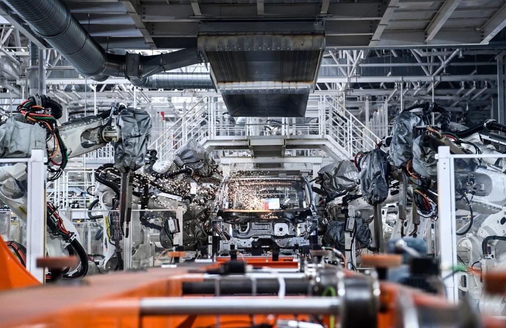 10月17日,在吉林长春中国第一汽车集团有限公司红旗繁荣工厂焊装车间