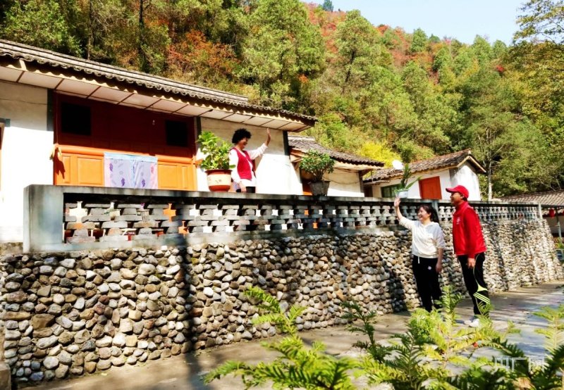 李家梁村干净整洁的人居环境(央广网发 陈昉昉 摄)