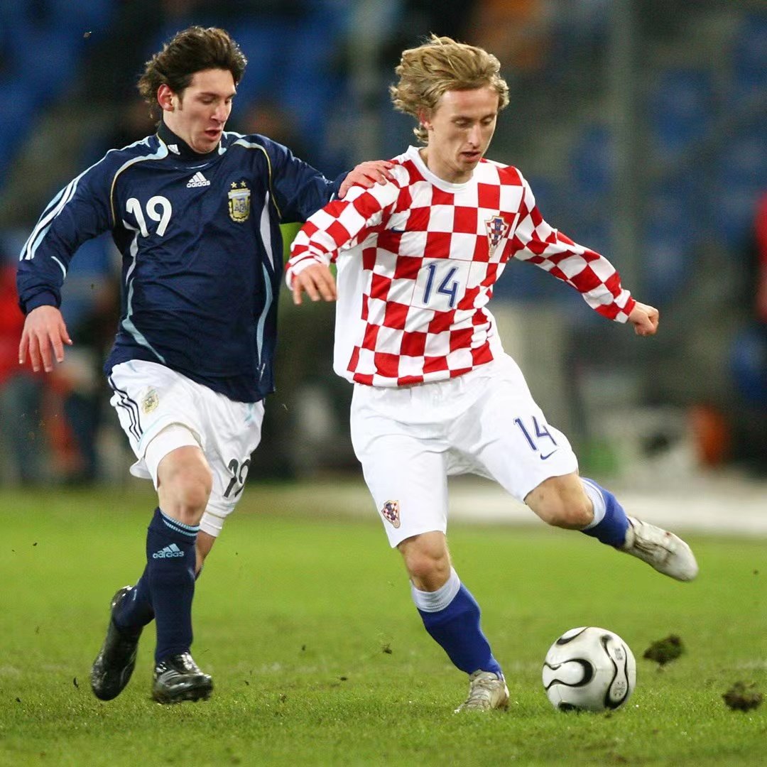 2006年的国际友谊赛，18岁的梅西和20岁的莫德里奇。 资料图