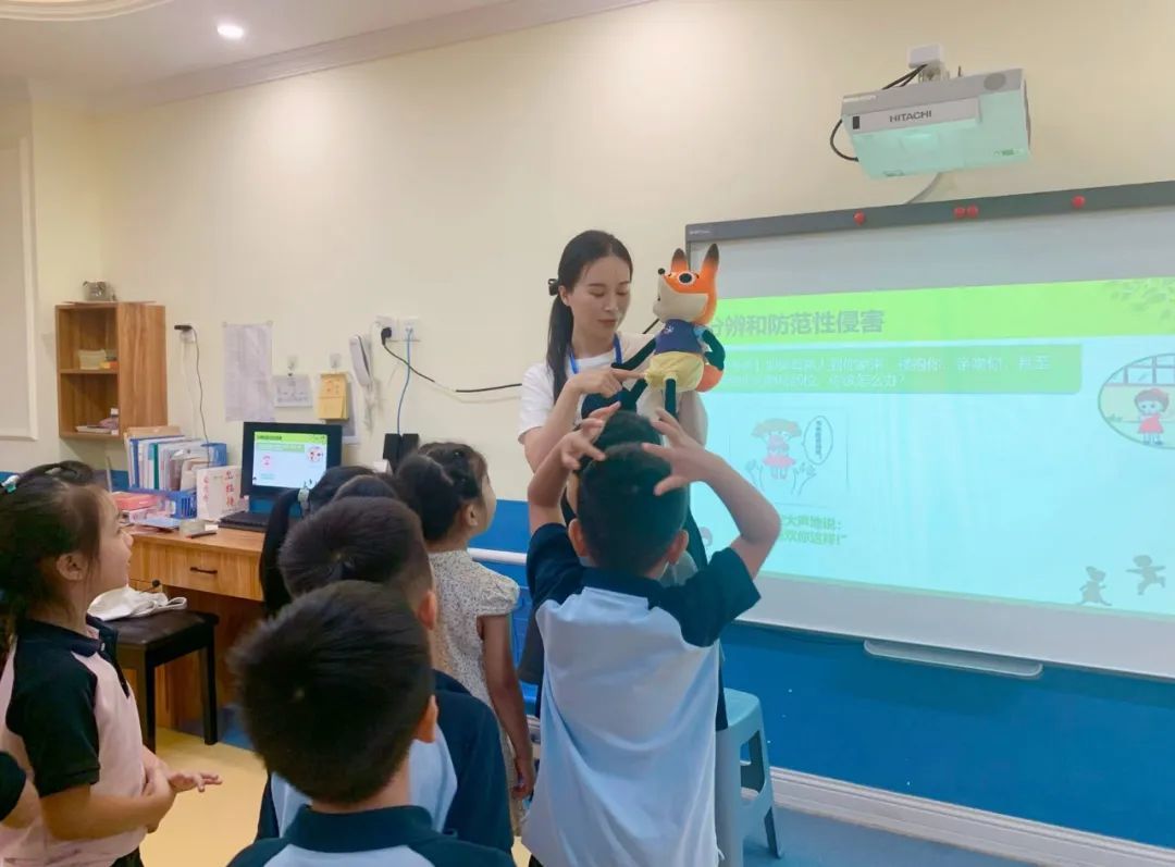 “女童保护”河南许昌草之根团队志愿者讲师任祥雨使用 “勇敢娃娃” 给学生上课