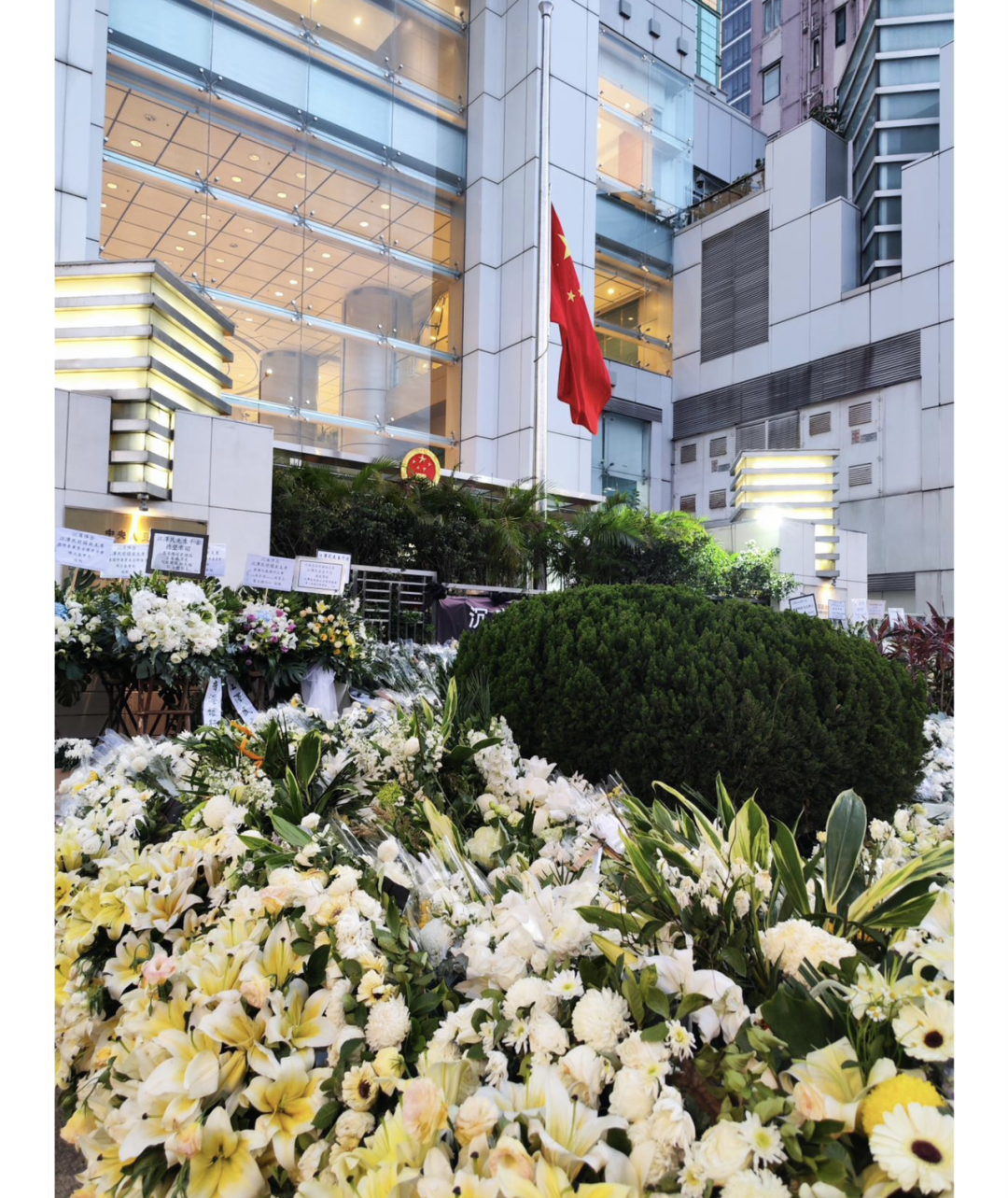 连日来，香港市民络绎不绝到中联办吊唁，献花处摆满了市民敬献的鲜花。