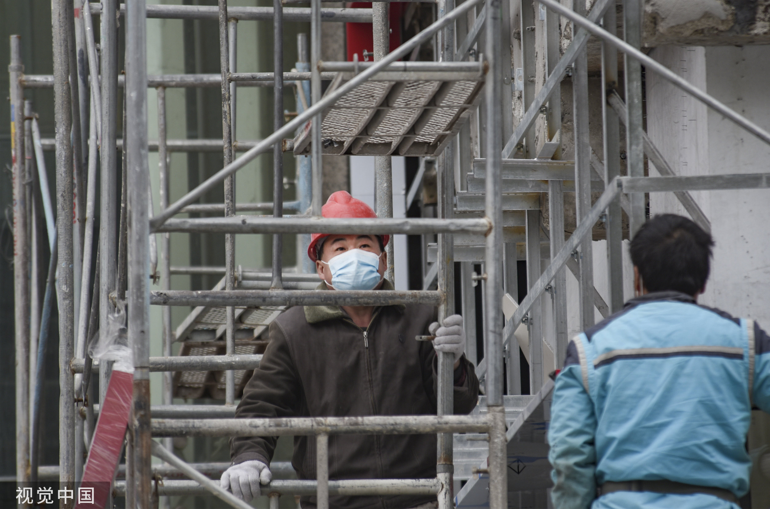 2022年12月26日,浙江金华一些工地上,施工人员戴着口罩进行施工作业,以有效降低新冠病毒的感染风险。