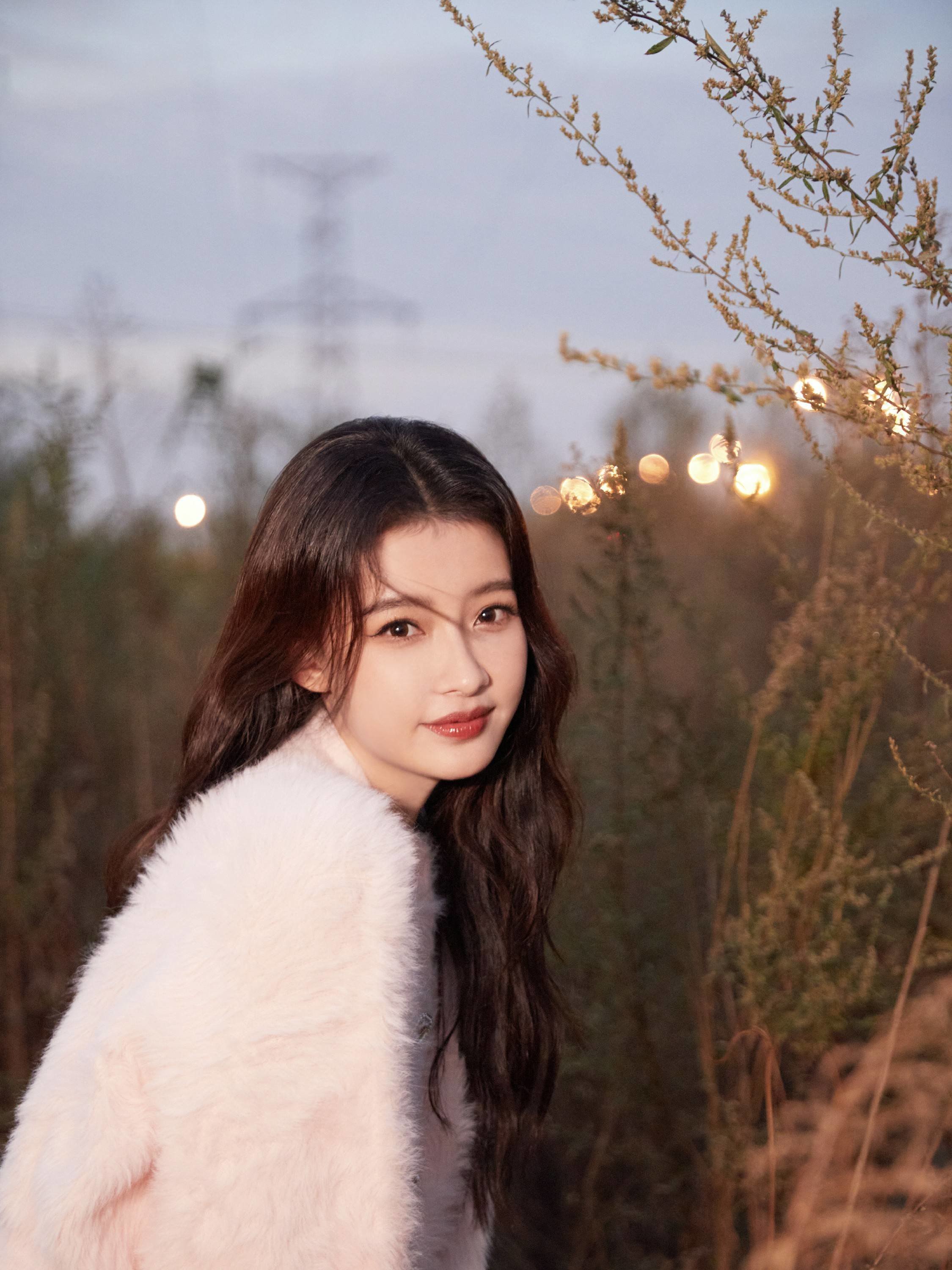打开凤凰新闻,查看更多高清图片秋日慵懒气息孙怡用美貌解锁深秋浪漫
