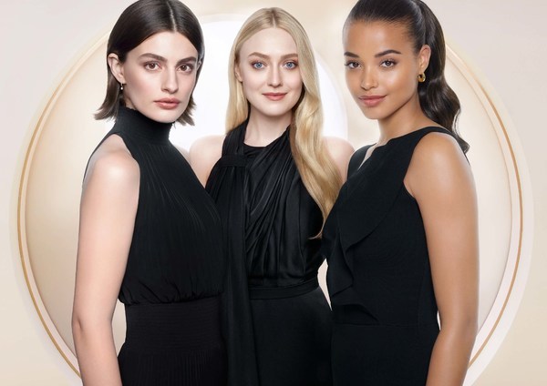 Diana Silvers、Dakota Fanning和Ella Balinska(从左往右)