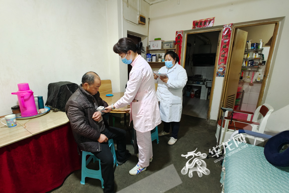 05——石马河街道金果园小区，社区医务人员为王新祥老人提供上门服务。华龙网-新重庆客户端记者 石涛 摄
