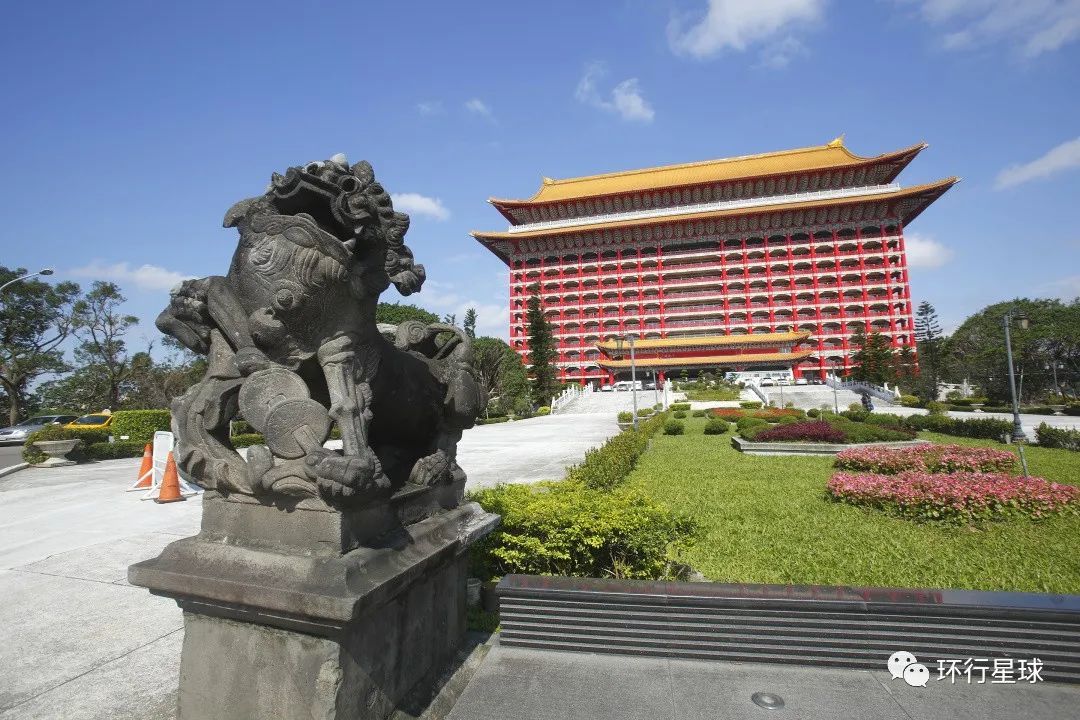 停車場前面的石獅子,其實也是當年台灣神社的狛犬 图:glen photo/Shutterstock