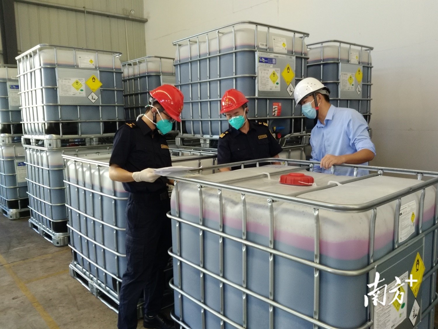 梅州海关关员到危化品生产企业进行现场查验。