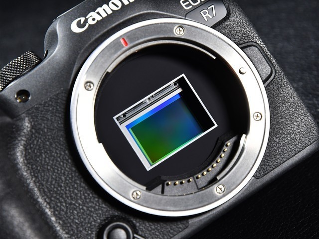【有料评测】佳能EOS R7评测:全能的便携微单相机
