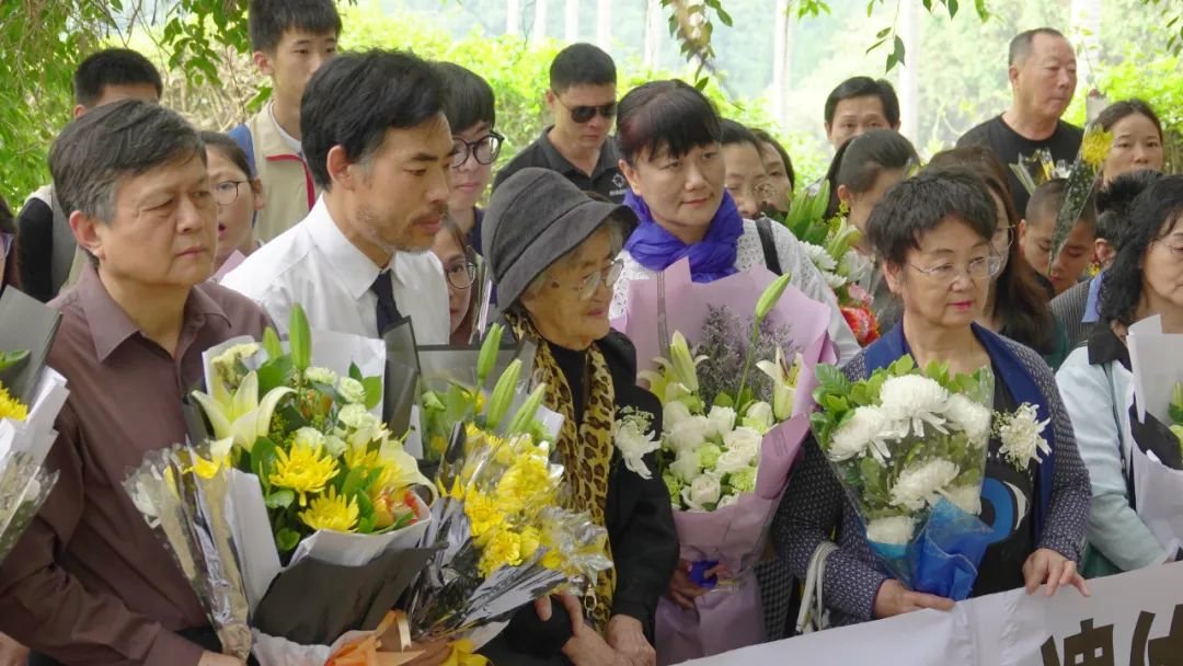 李宝兰和女儿叶玮参加2019年“光明树”缅怀活动。受访者供图