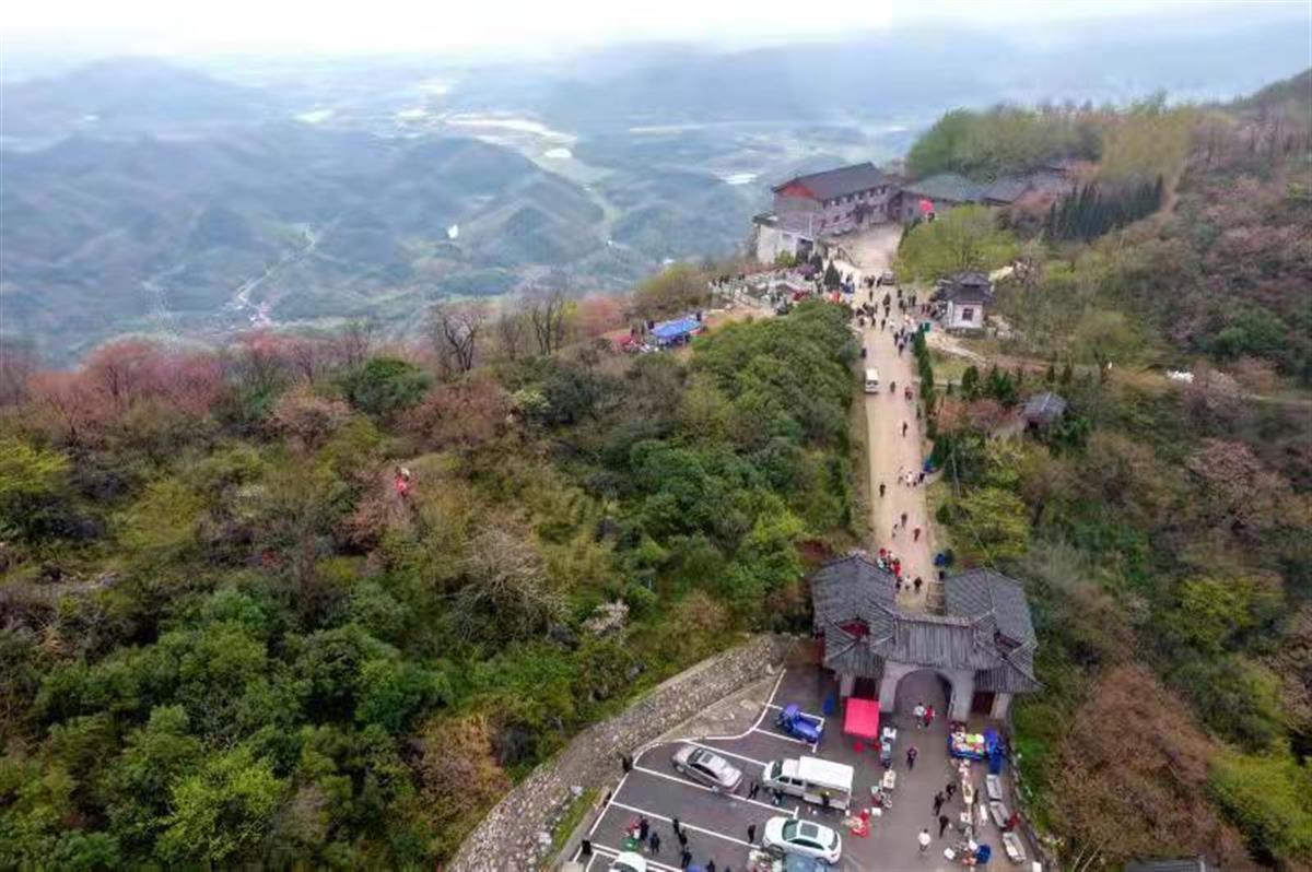 赤壁市官塘驛鎮堅持以花為媒,大力實施全域旅遊發展戰略,依託葛仙山等