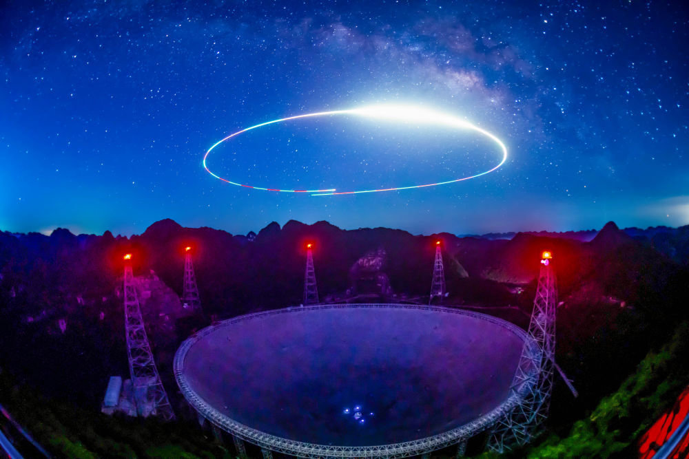 7月24日拍摄的"中国天眼"夜景.