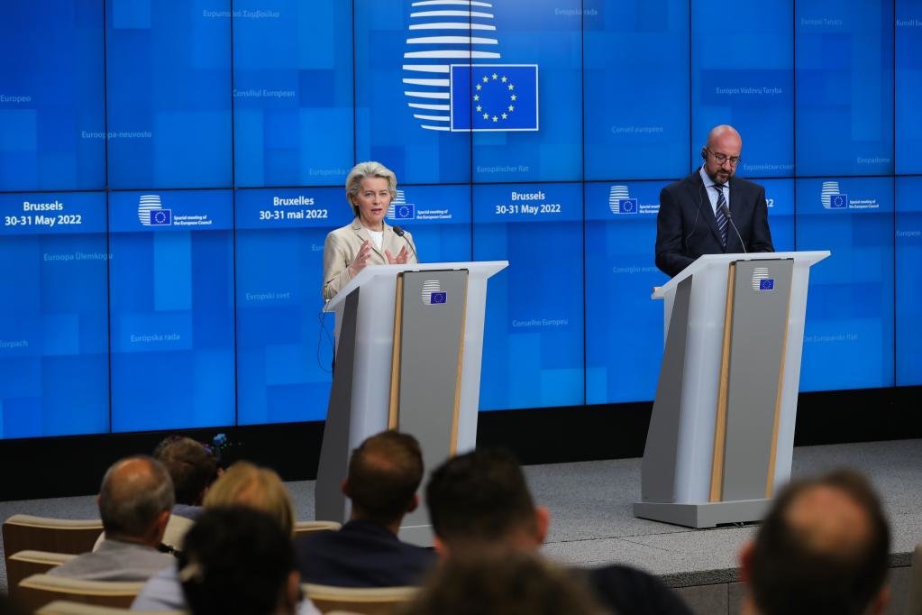 5月31日，在比利时布鲁塞尔，欧盟委员会主席冯德莱恩（左）和欧洲理事会主席米歇尔在欧盟特别峰会后举行新闻发布会。新华社记者郑焕松摄
