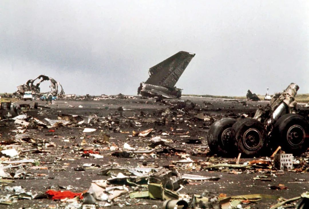 人类历史上伤亡最严重的空难事件——特内里费空难现场的飞机残骸