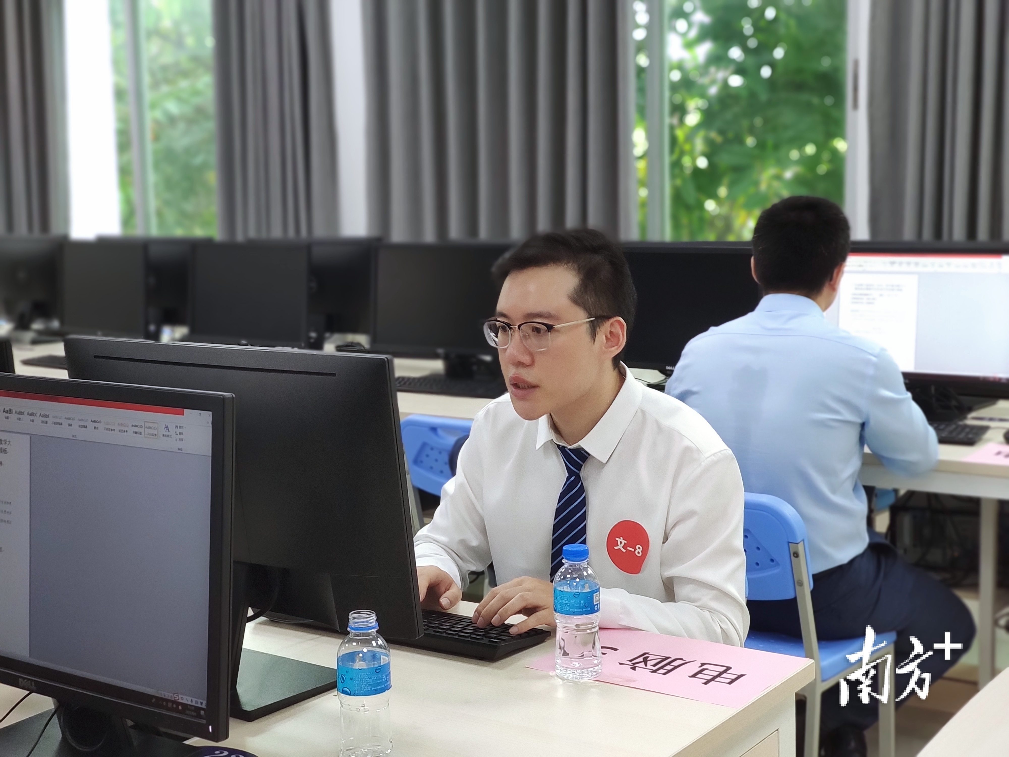 参赛选手进行教学反思环节比赛。