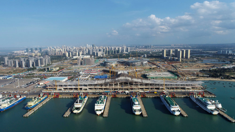 2022年2月11日拍摄的海口新海港客运综合枢纽项目施工现场（无人机照片）。新华社发（黎多江摄）