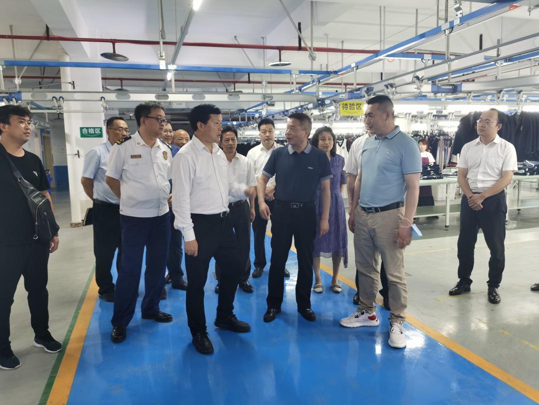 区领导莅临工厂调研考察重庆立泰服饰集团