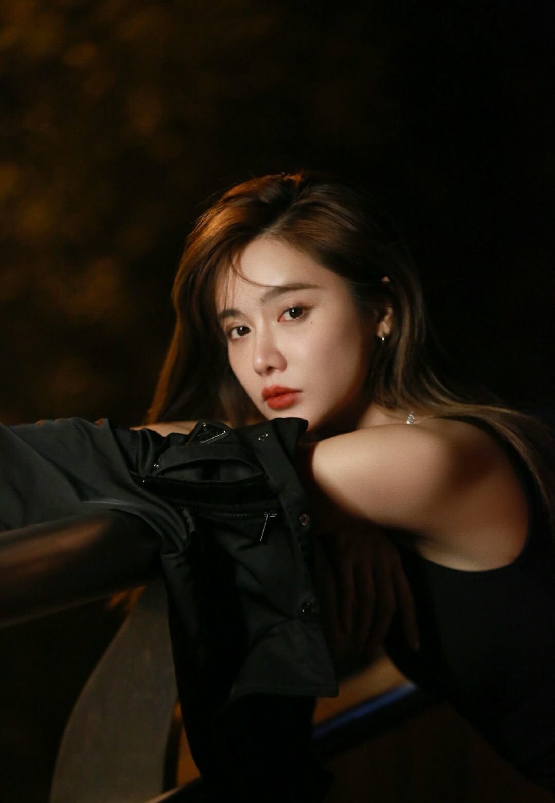 相片中,"娜姐"美娜穿黑丝了,宛如一朵水莲花,有一