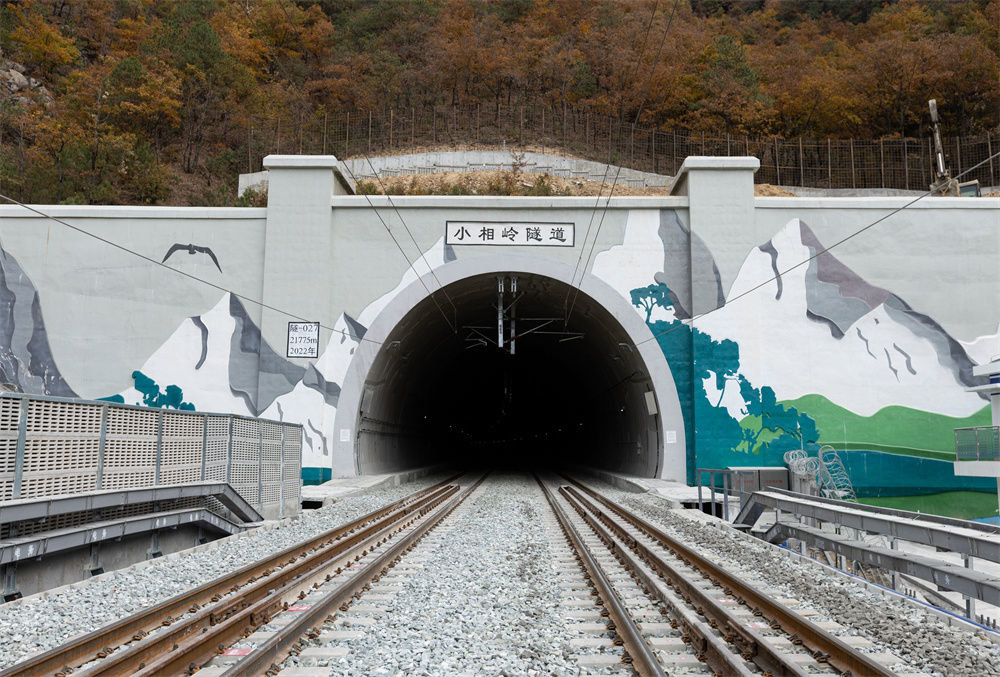 12月17日拍摄的新成昆铁路小相岭隧道冕山出口。新华社记者 江宏景 摄