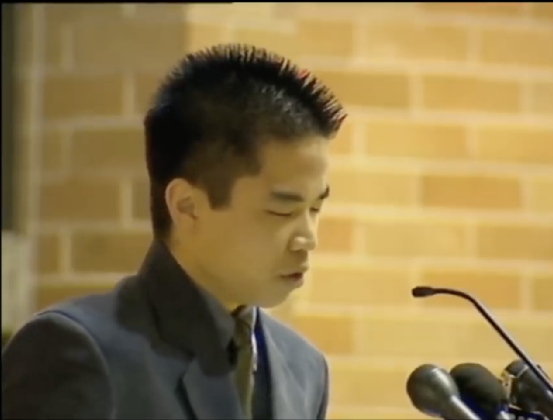 （塞夫在家人的葬礼上唱歌）