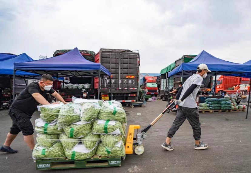 5月17日，商户在新发地采购。新京报记者 陶冉 摄