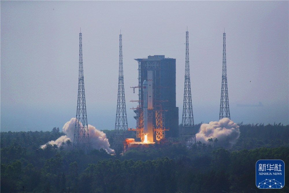 2月27日11时06分，我国在文昌航天发射场使用长征八号运载火箭成功将22颗卫星发射升空，创造我国一箭多星新纪录。新华社发（屠海超 摄）