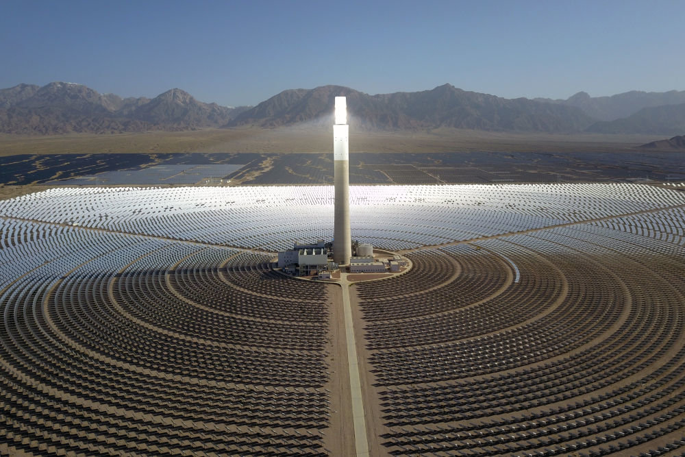 这是在青海海西蒙古族藏族自治州德令哈市光伏（光热）产业园拍摄的青海中控德令哈50兆瓦光热电站（2022年6月8日摄，无人机照片）。新华社记者 范培珅 摄