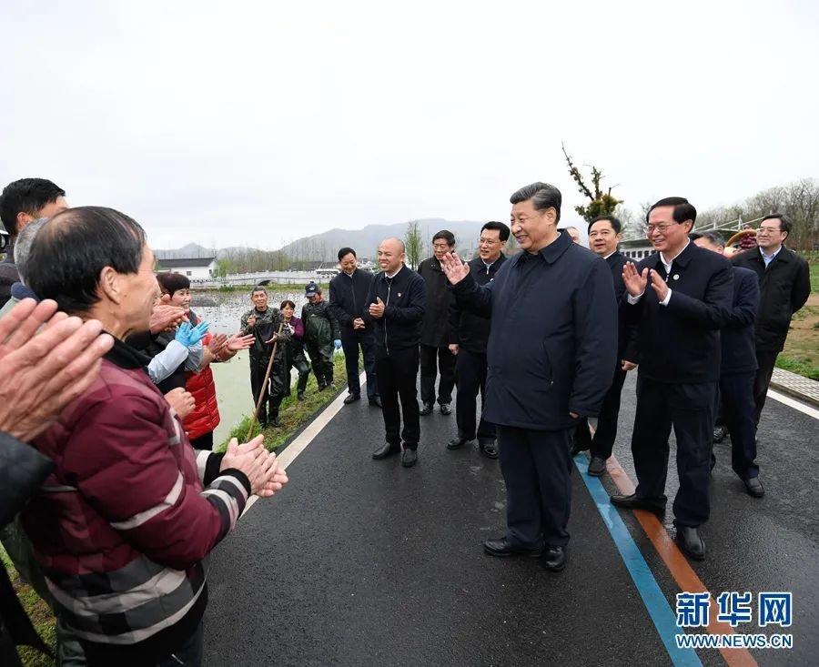 2020年3月30日,习近平在湖州市安吉县天荒坪镇余村考察调研,同正在清理荷塘的村民亲切交流,询问春耕备耕情况。新华社记者 申 宏摄