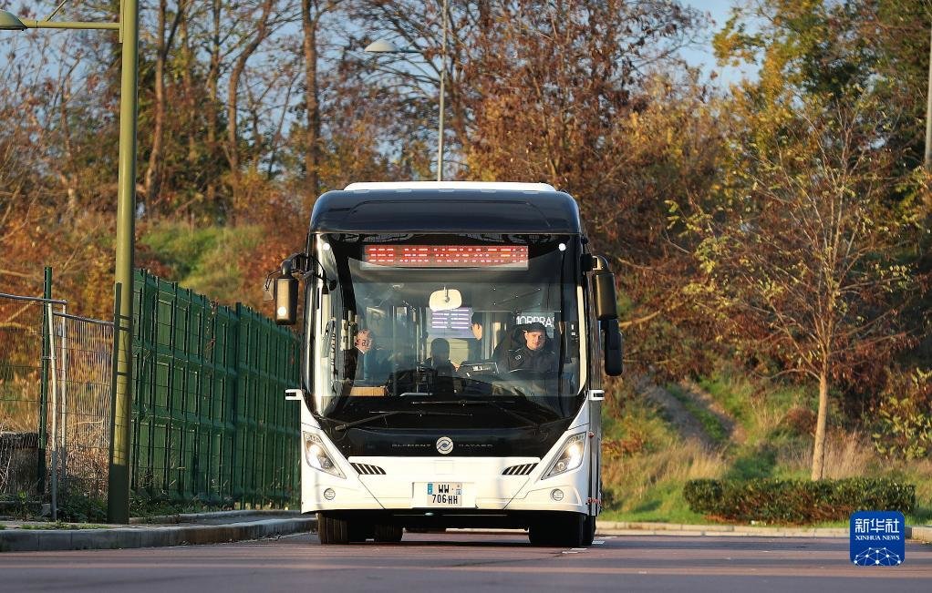 12月7日，中车电动制造的自动驾驶客车在法国巴黎大众运输公司393号线路部分路段进行路况实测。新华社记者 高静 摄