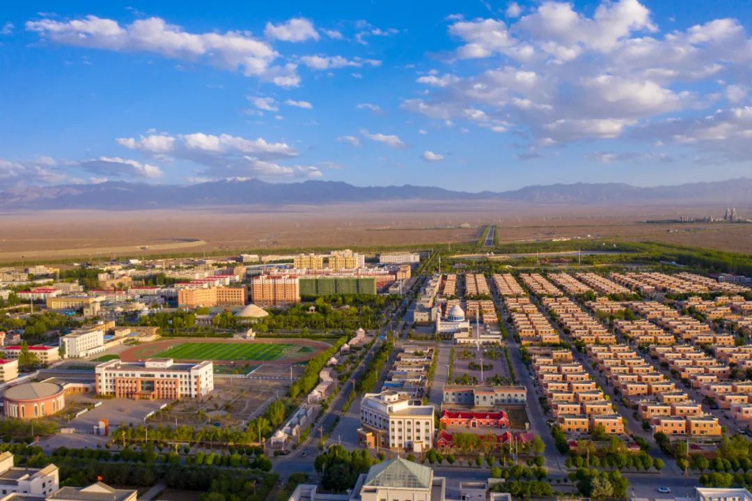 进入六月以来,塞上明珠酒泉市阿克塞县城在蓝天白云,绿树鲜花的装扮下