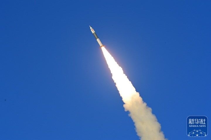 12月7日9时15分，快舟十一号遥二运载火箭在我国酒泉卫星发射中心成功发射升空，将交通VDES试验星顺利送入预定轨道，发射任务获得圆满成功。新华社发（汪江波 摄）