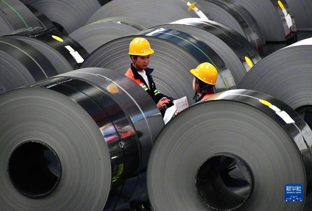 两名质检员在福安青拓冷轧科技有限公司生产车间检查不锈钢卷成品