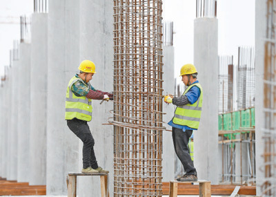 江西宜春市樟树港河西作业区综合码头工程项目建设现场,工人们正在紧张有序地施工。周 亮摄(影像中国)