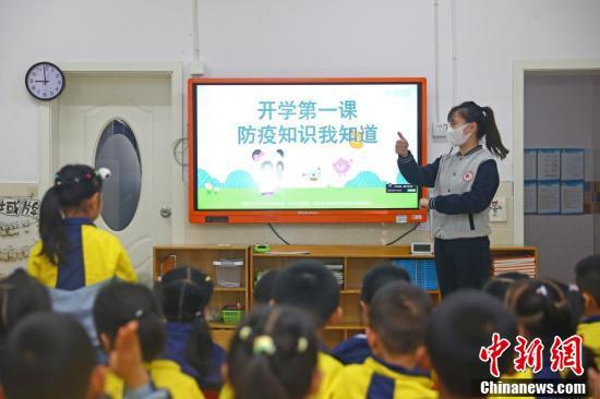 南昌市红谷滩红岭幼儿园，教师在复学后的第一堂课上向幼儿提问防疫知识。 刘占昆 摄