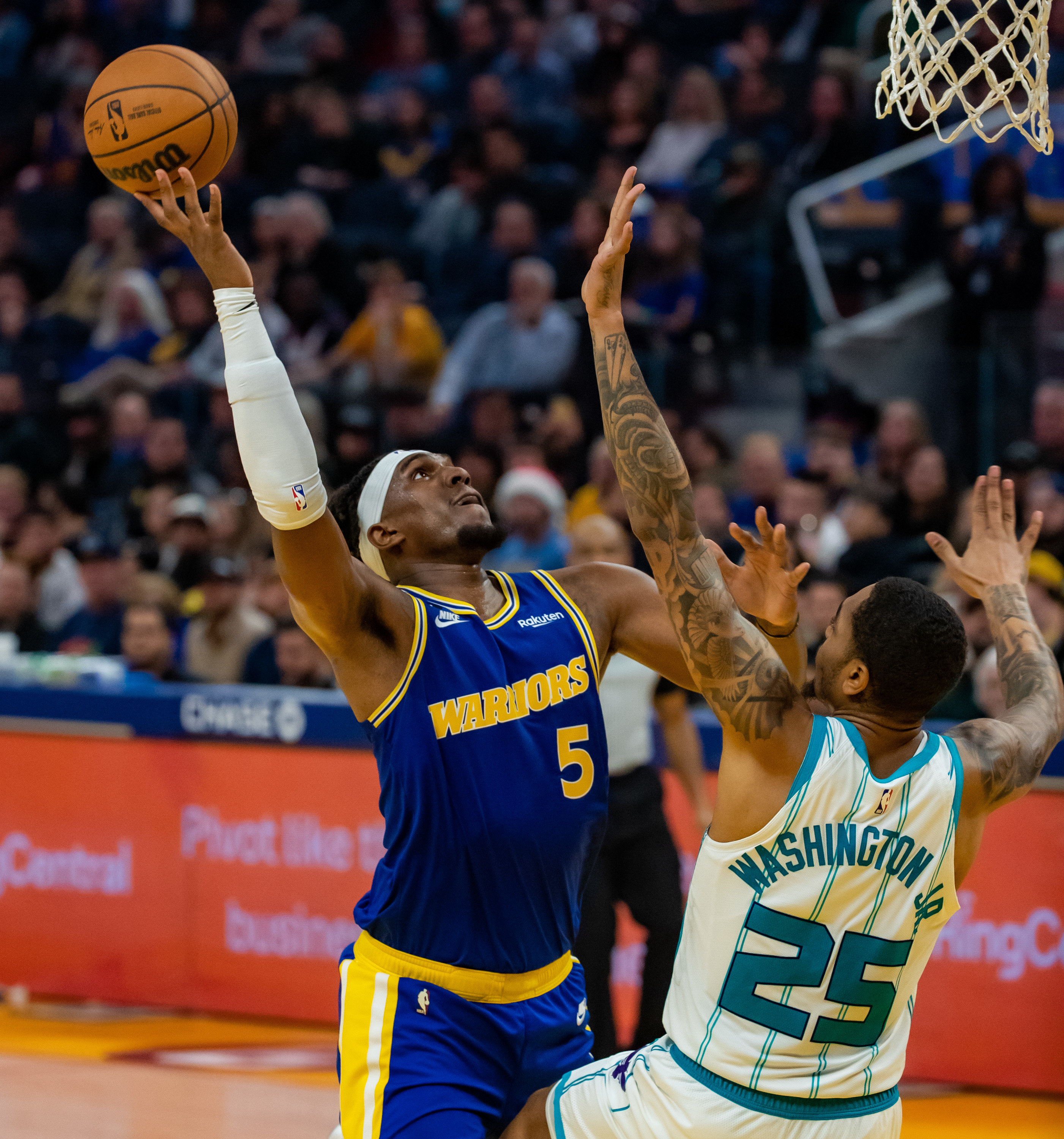 篮球——NBA常规赛：勇士战胜黄蜂