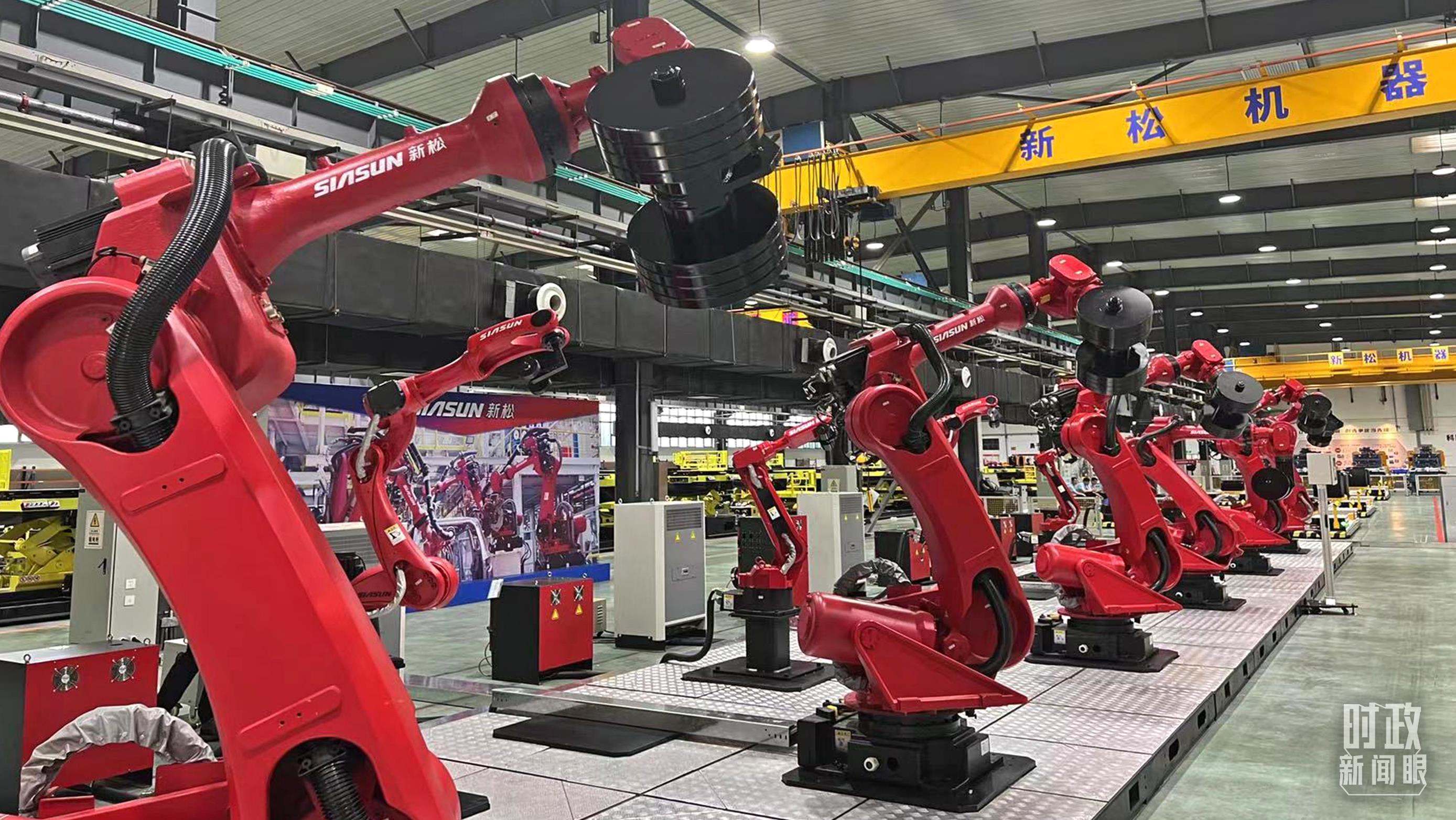 △新松公司生产的工业机器人。（总台央视记者赵化拍摄）