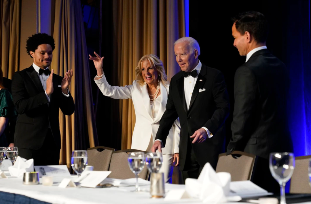时隔三年2500人重返白宫记者晚宴拜登为何冒死出席