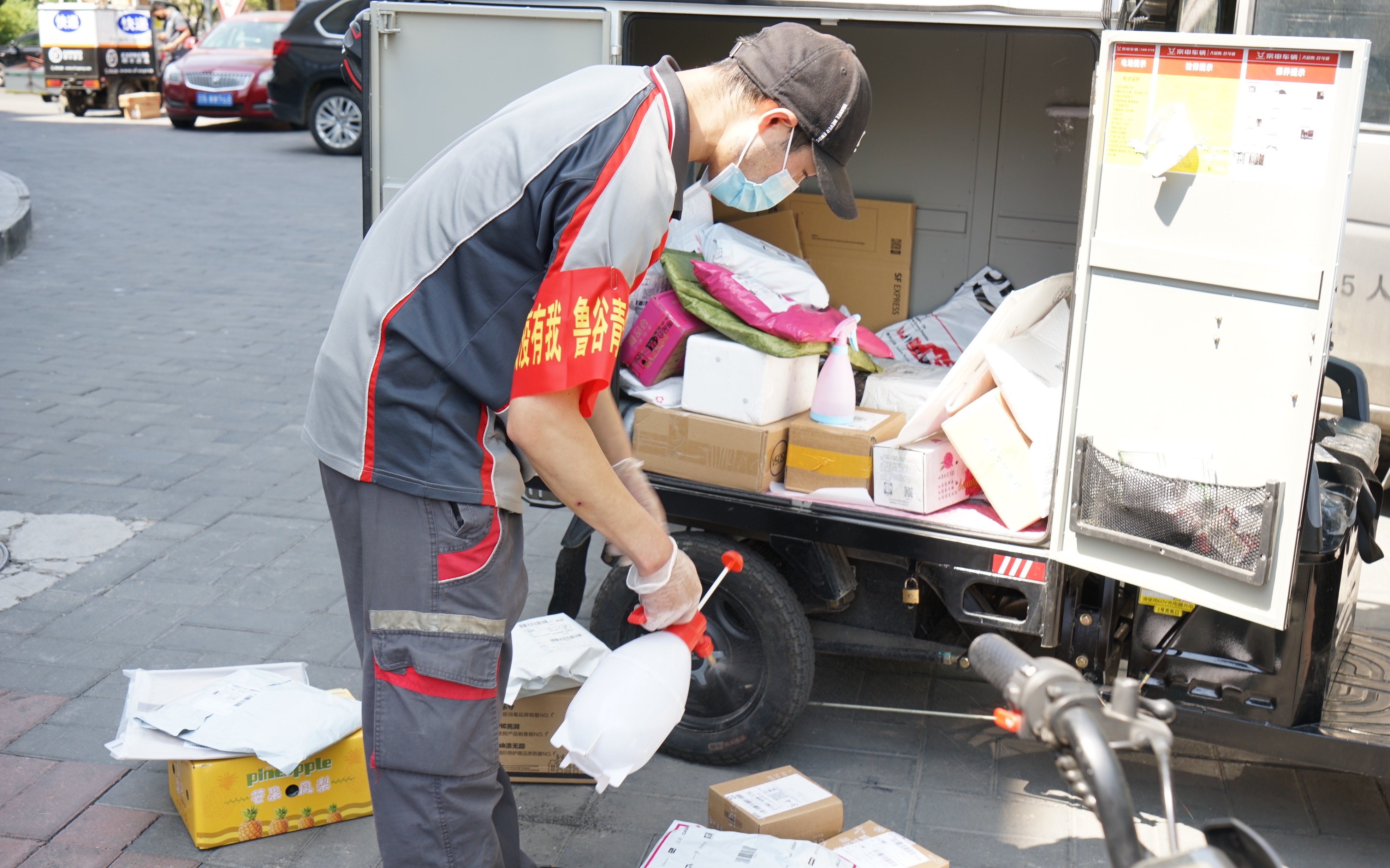 等工作快递小哥,外卖骑手,物流司机等新就业群体也加入了青年突击队