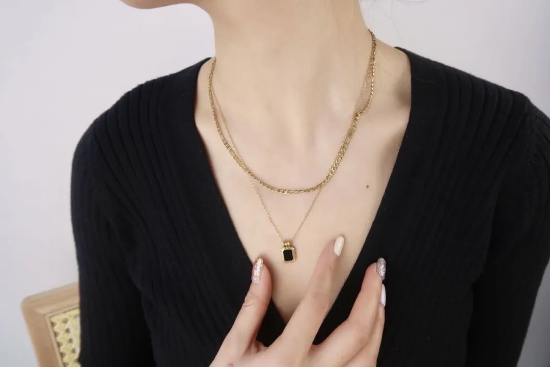 项链怎么搭配戴起来更时尚 2926132CA51835B77C05F39729D2AB2EE6BC9473_size39_w1080_h720.jpeg