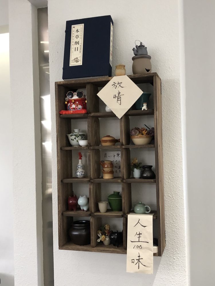 大排长龙的网红社区店,背地里亏了多少? 第8张-心情说说 子华店里的装饰品体现着他个人的审美和巧思。/记者摄