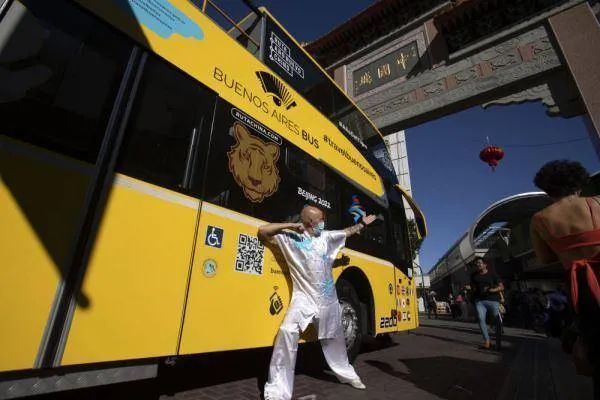 ▲2022年1月28日，在阿根廷布宜诺斯艾利斯，一辆印着生肖虎的双层旅游巴士停在中国城前。图/新华社