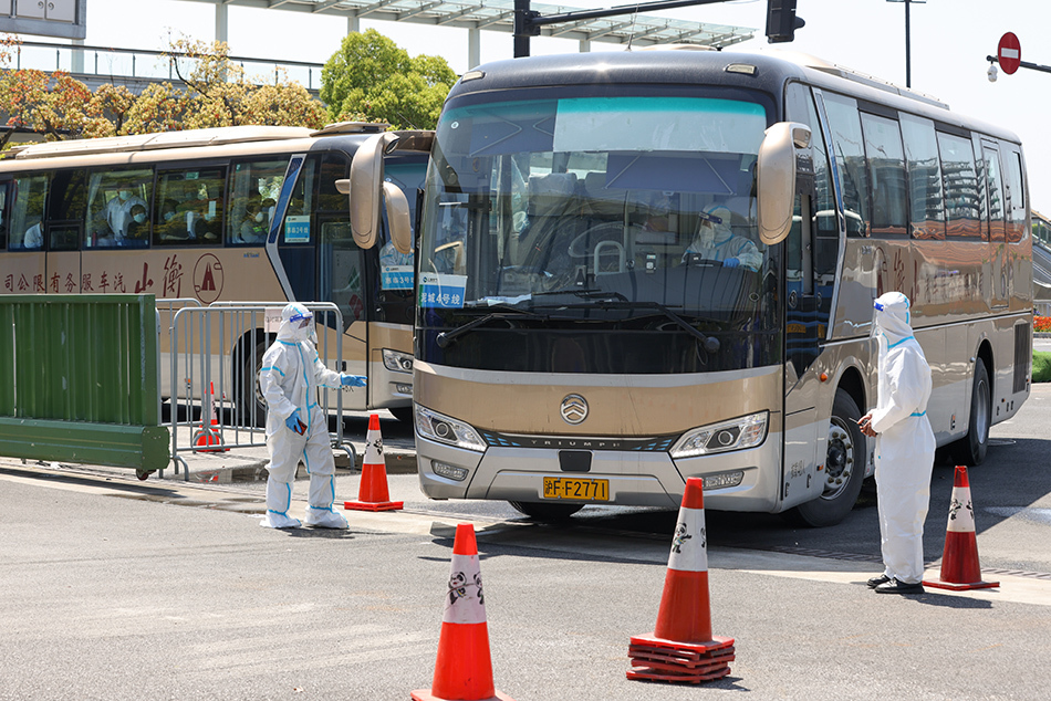 2022年4月9日12时许，载有患者的大巴车相继抵达国家会展中心（上海）方舱医院。澎湃新闻记者 曹俊杰 图