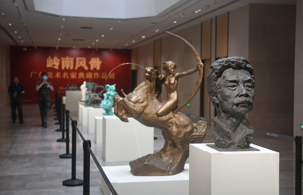 ↑中国国家版本馆广州分馆里展出的雕塑作品（7月22日摄）。