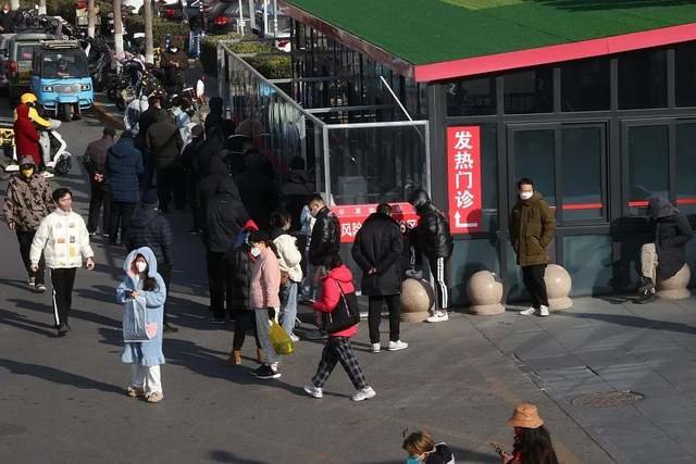 2022年12月9日,北京,通州潞河医院感染性疾病科发热门诊外,市民等候就诊。图/视觉中国