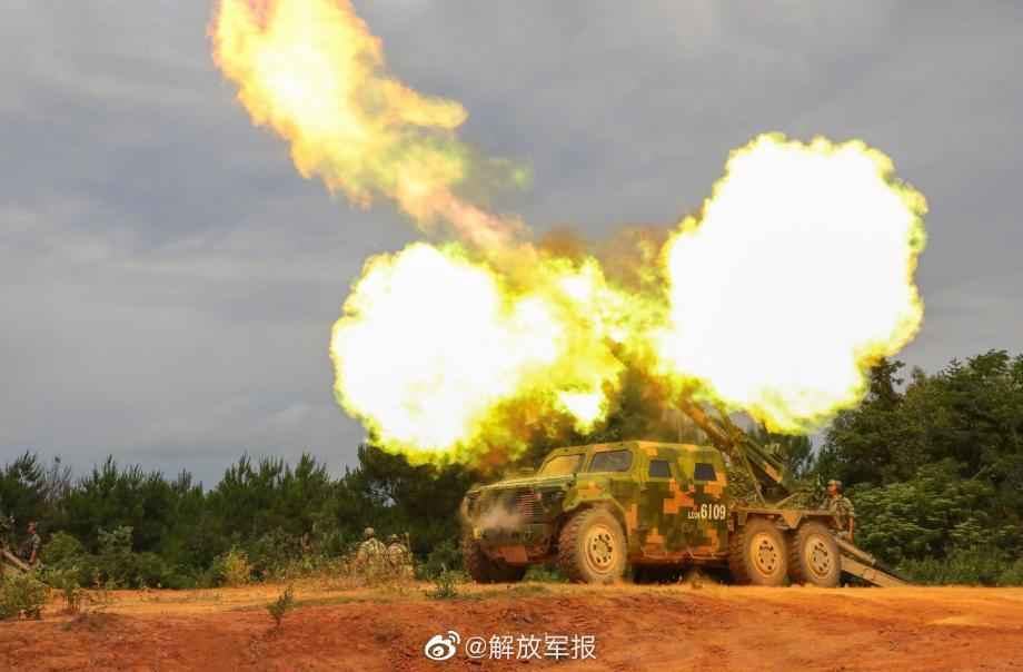 近日,第72集团军某旅炮兵营展开全要素实弹演练,充分检验旅属炮兵群精打快撤、协同作战能力。