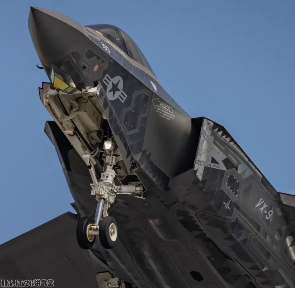 F-35C机身上覆盖着镜面表层。