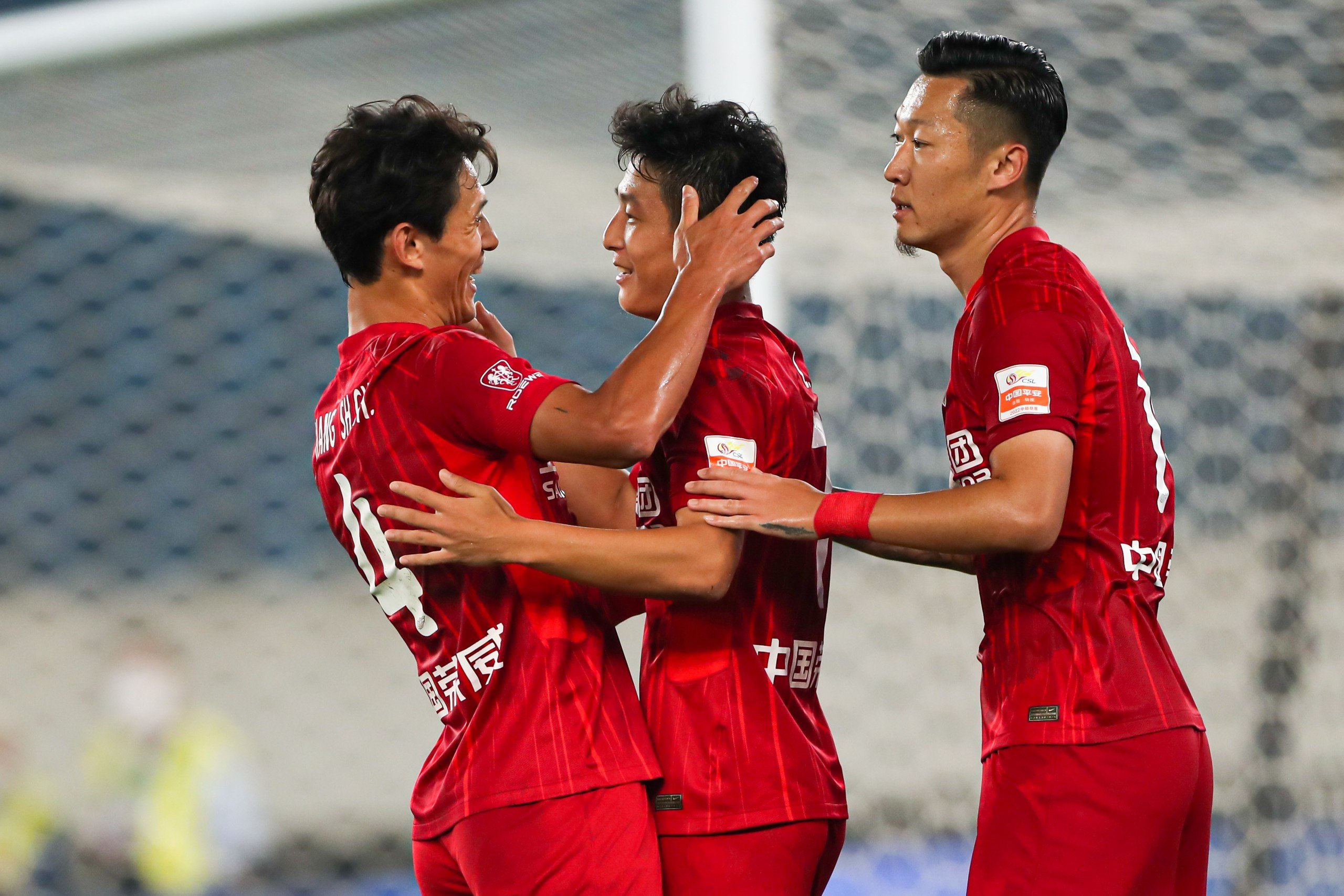 王燊超（左）和武磊庆祝进球。