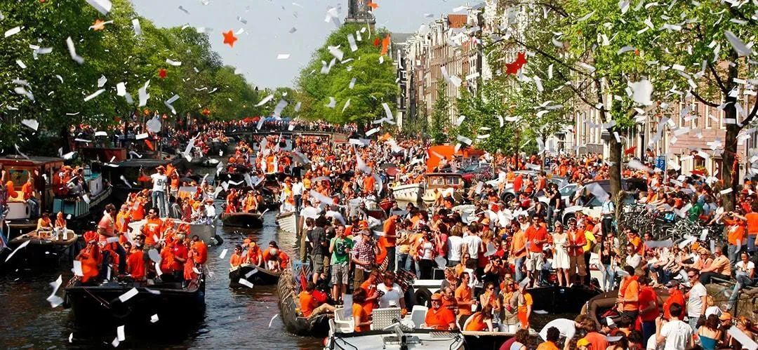 荷兰国王节，4月27日是威廉·亚历山大国王的生日，国王本人也会在这一天和家人一起访问一个或几个城市