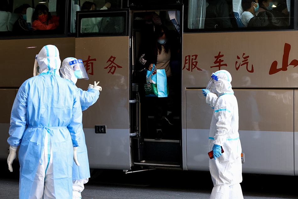 2022年4月9日12时许，患者们乘坐大巴统一运送至国家会展中心（上海）方舱医院。澎湃新闻记者 曹俊杰 图