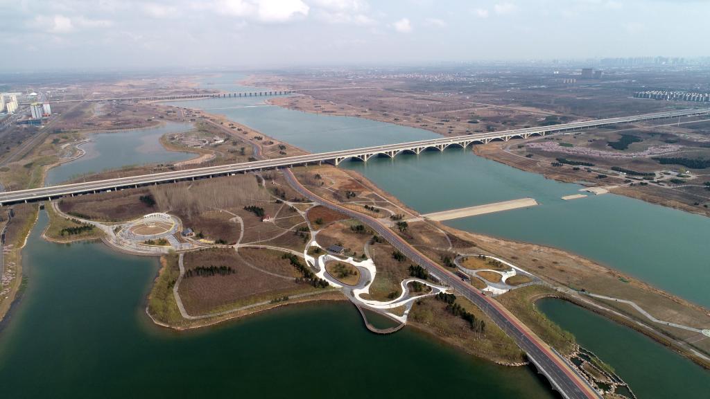 這是3月18日拍攝的滹沱河石家莊市區(qū)段景色（無人機照片）。（梁子棟攝）